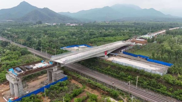 道正网 千吨巨无霸“空中转身”跨越铁路